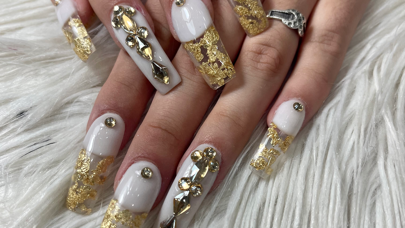 Beautiful Nails logo